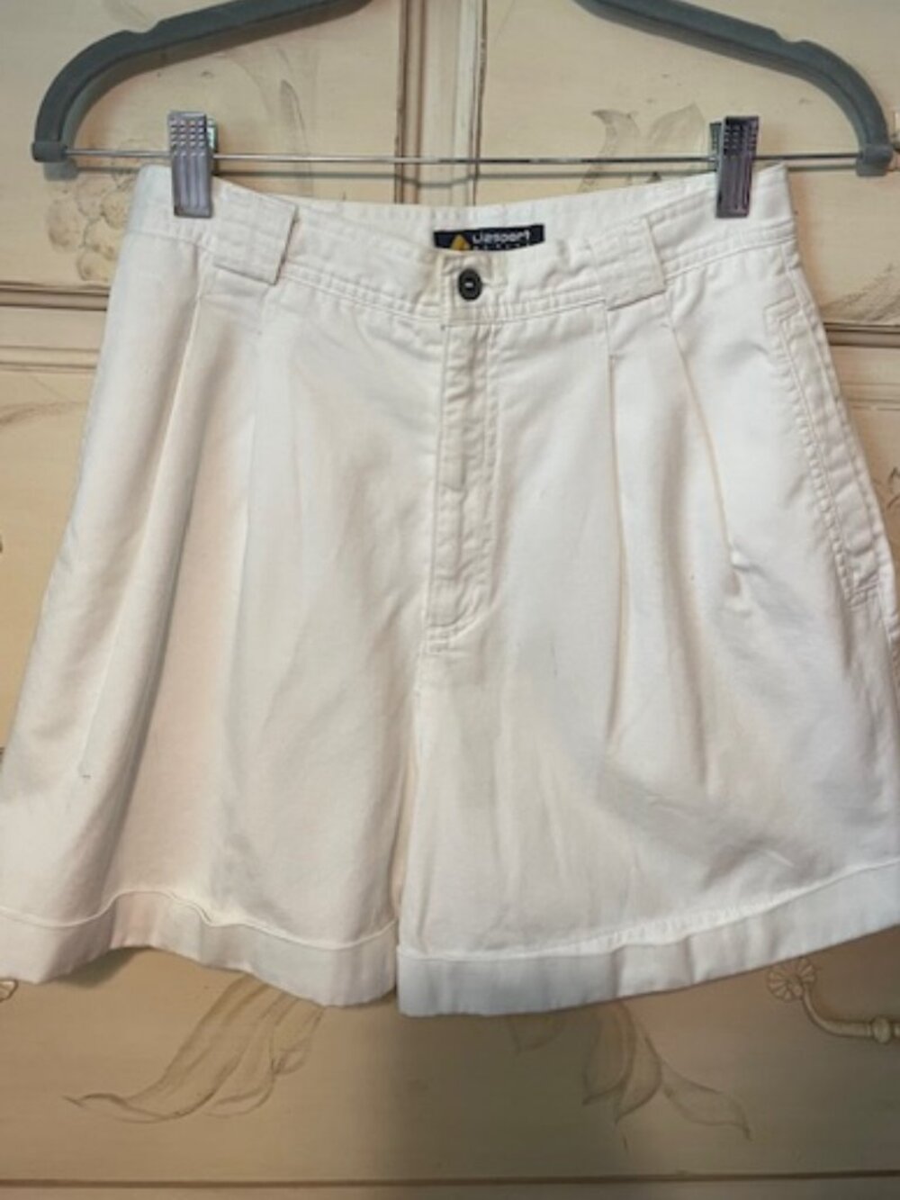 LizSport White Shorts with pockets and cuffs- size petite 8